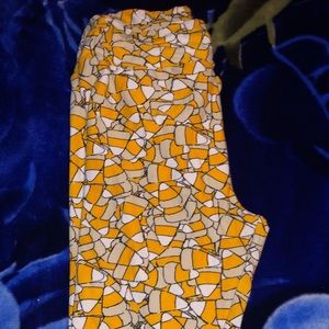 Os candy corn Lularoe leggings